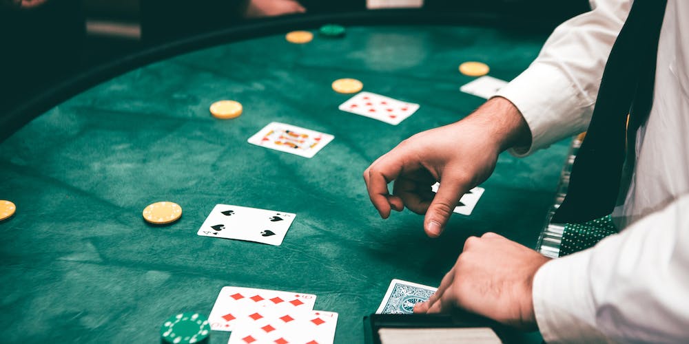 Dealer trong Casino Vai trò và chức năng của người phân phối bài